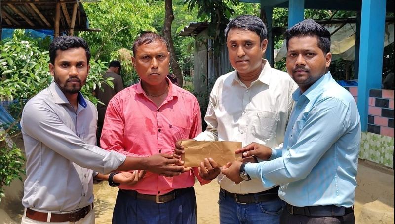 স্বর্ণা দাসের পরিবারকে ইয়ুথ জার্নালিস্ট কমিউনিটির বৈশাখী উপহার